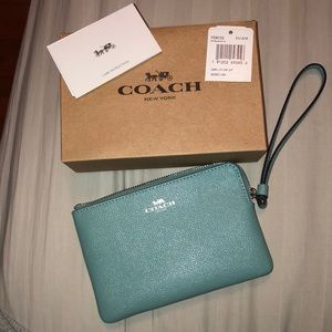 🤩BRAND NEW🤩 Coach corner zip wristlet